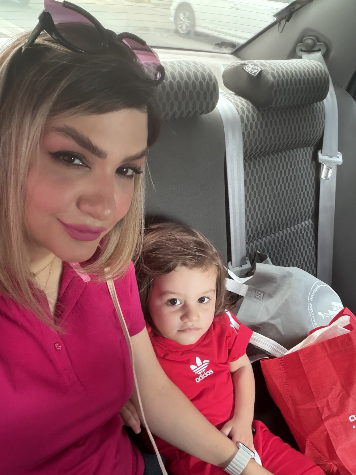 لیام کنار مامان